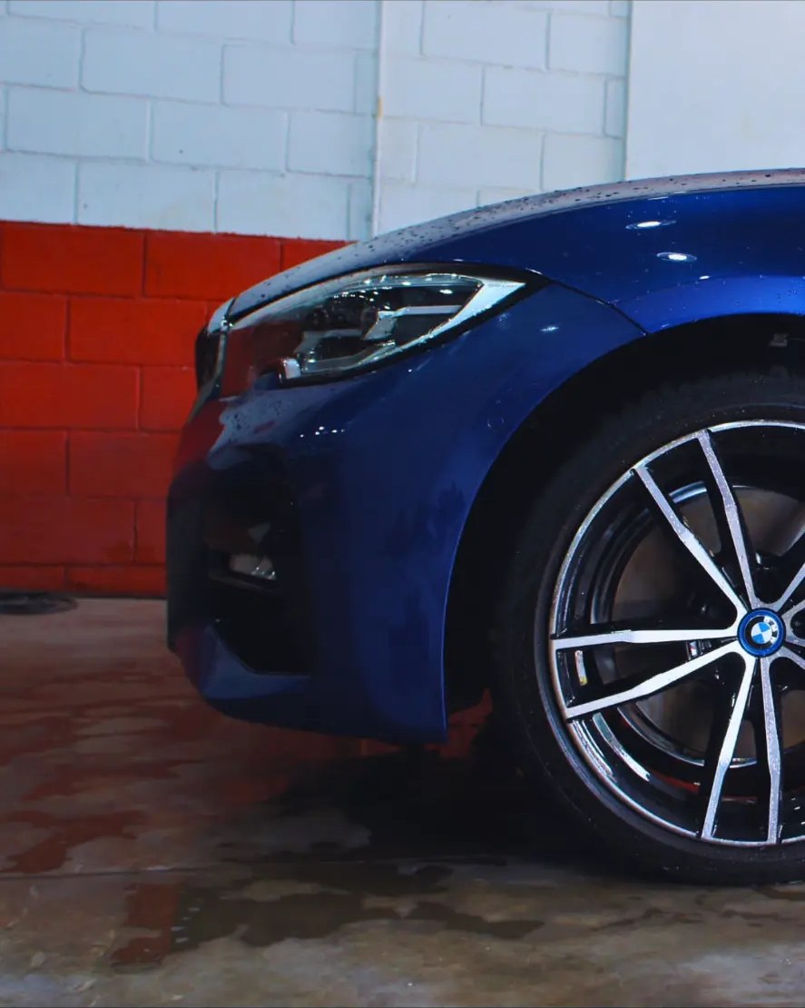 BMW 330e azul após pintura automotiva na Diego Funilaria e Pintura