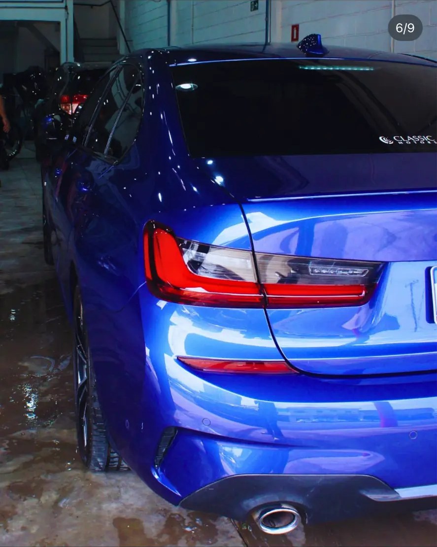 Traseira do BMW azul dentro da oficina em Ribeirão Preto
