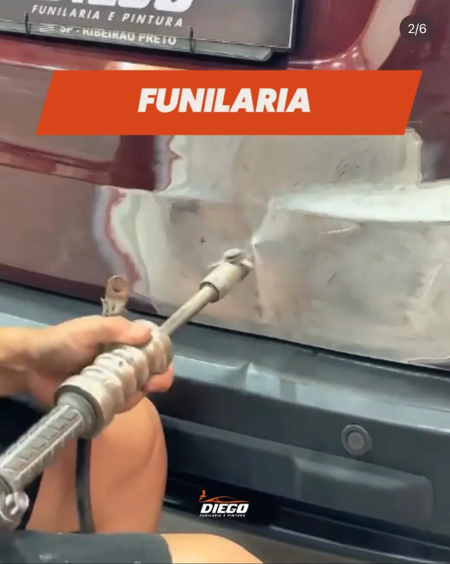 Funilaria sendo executada na traseira do veículo