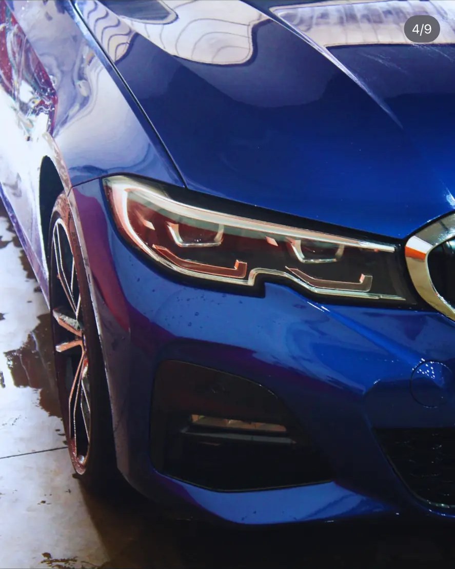 Lateral dianteira do BMW azul polida após serviço de pintura