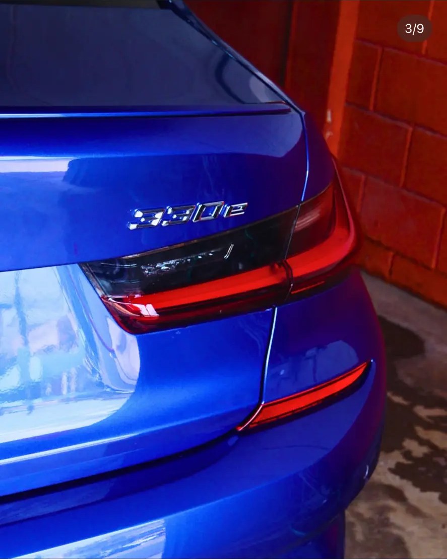Traseira do BMW 330e azul com pintura finalizada